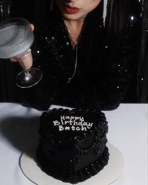 Gothic Birthday Photoshoot Ideas, Gothic Birthday, Birthday Cakes For Her, Cute Birthday Pictures, Birthday Ideas For Her, Funny Birthday Cakes, Mini Cakes Birthday, Birthday Cakes For Women, Glam Photoshoot