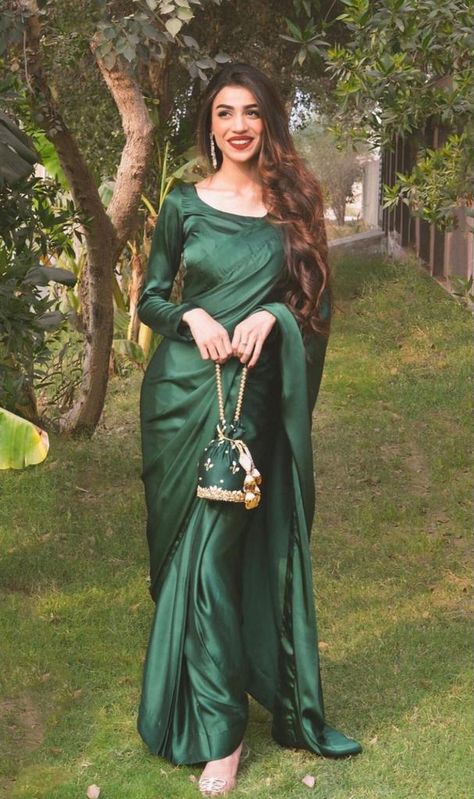 Simple Sari Design, Pakistani Saree Look, Classy Saree Look, Satin Saree Look, Farewell Outfits, Saree Pakistani, Pakistani Saree, Green Sarees, Green Sari