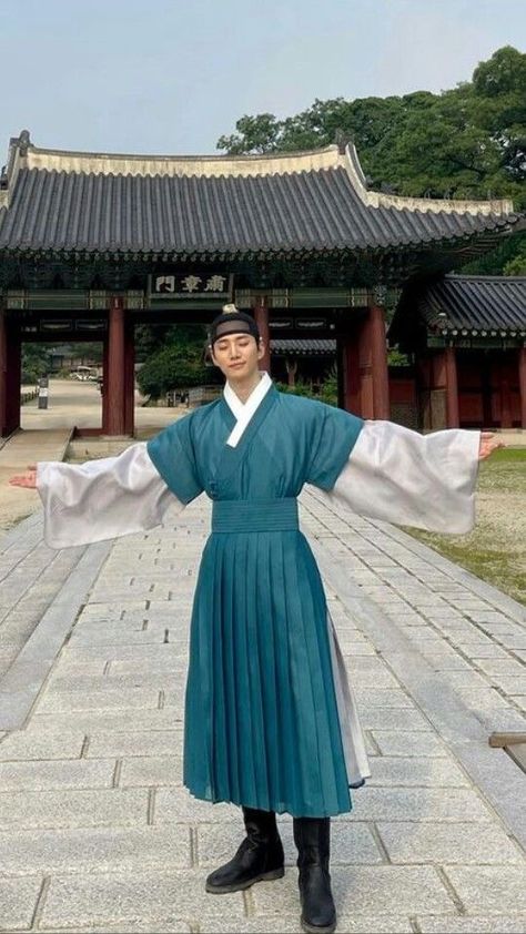 Korean Historical Fashion, Hanbok Male, Traditional Korean Clothing, Hanbok Traditional, Dynasty Clothing, Prince Clothes, Korean Traditional Clothing, Korean Traditional Dress, Chinese Style Dress