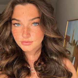 Klara Åhlander (@klaraahlander) • Instagram photos and videos Flushed Cheeks Aesthetic, Beach Blonde Hair Color, Brown Hair And Freckles, Butter Blonde Hair, Mocha Color Hair, Ouai Hair Oil, Mocha Hair, Ouai Hair, Women With Freckles