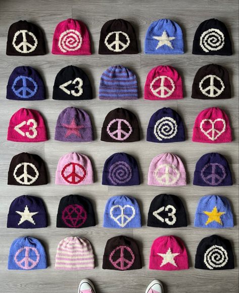 Imvu Accessories, Beanies Aesthetic, Beanie Aesthetic, Cool Beanies, Hat Aesthetic, Crochet Beanie Hat, Crochet Clothing And Accessories, Yarn Projects, Bow Design