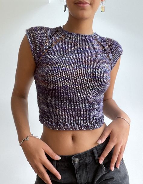 Berlin baby tee knitting pattern - Madebyrosh's Ko-fi Shop Raglan Crochet Top, Knit Shirt Pattern, Tee Knitting Pattern, Raglan Knit, Knitted Stuff, Knit Top Patterns, Crop Top Pattern, Slides Google, Tees Pattern