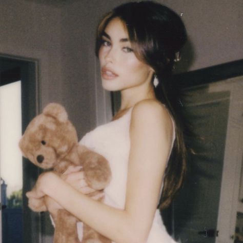 Madison Bear, Beer For Hair, Coquette Icon, Beer Icon, Y2k Photos, Avatar Picture, Famous Girls, Madison Beer, Pretty Selfies