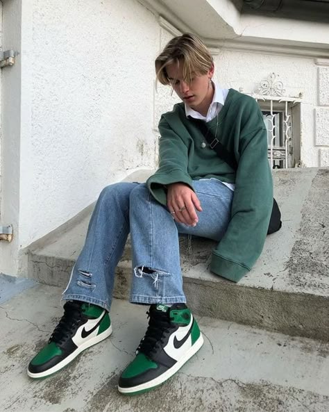 90s Fashion for Men - 23 Best 1990s Themed Outfits for Guys Green Shoes Outfit, Indie Outfits Vintage, Street Tshirt, Vintage Outfits Men, Stylish Inspiration, Sweater Outfits Men, Converse Outfits, 90s Fashion Men, Vans Outfit