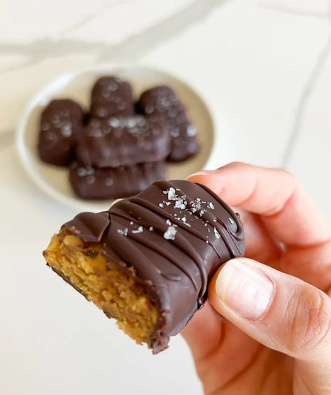 Healthy Homemade Butterfingers (Gluten Free, Vegan Friendly) - Calla's Clean Eats Callas Clean Eats, Butterfinger Recipes, Homemade Butterfingers, Crunchy Peanut Butter, Peanut Butter Filling, Homemade Gluten Free, Melting Chocolate Chips, Clean Eats, Chocolate Coating