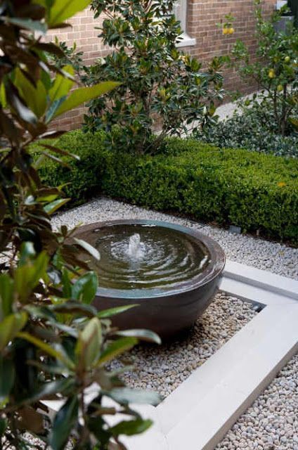 10 Tips For Keeping Pests At Away In Summer - L'Essenziale Taman Air, Outdoor Water Features, Garden Water Feature, Small Courtyard Gardens, Courtyard Gardens Design, Pond Water Features, Small Courtyards, Water Fountains Outdoor, Water Fountains