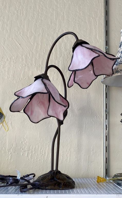 Pink Tiffany Lamp, Pink Flower Lamp, Tiffany Lamp Aesthetic, Vintage Lamp Aesthetic, Vintage Flower Lamp, Living Room Aesthetic Vintage, Glass Flower Lamp, Lily Lamp, Flower Lamps