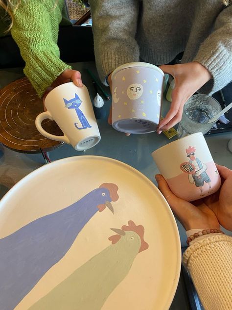 Pottery Painting Outfit Ideas, Color Me Mine Ideas, Pottery Cafe, Painted Earth, Diy Pottery Painting, Color Me Mine, Wheel Thrown Ceramics, Keramik Design, Pottery Crafts