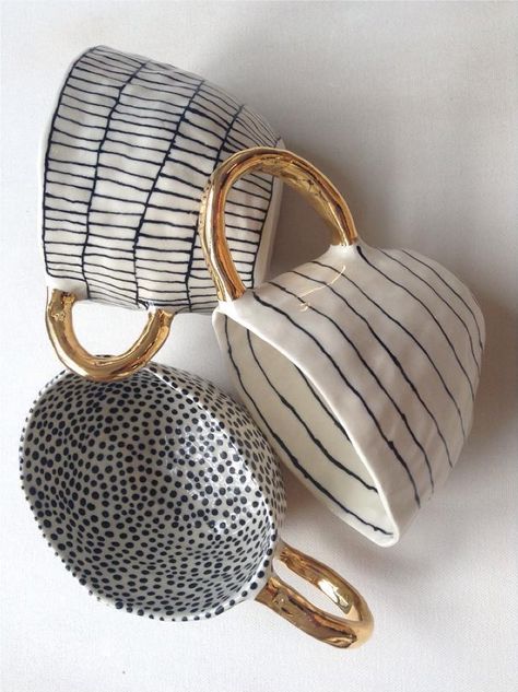 Beautiful tea or coffee cups with gilded handles . Suzanne Sullivan Ceramics | photo: umla Suzanne Sullivan Ceramics, Cerámica Ideas, Tanah Liat, Keramik Design, Ceramics Projects, Cups And Mugs, Ceramic Pottery, Ceramic Art, Kitchen Tools