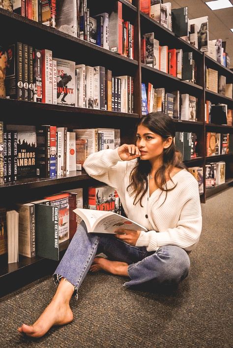 Bookstore #photooftheday #casualstyle #wfh #whitesweaterandjeansoutfit #jeansoutfit #library #photoediting #photographytips Urban Academia, Bookstore Poses, Pictures In Bookstores, Bookshop Photography, Photography Poses In Library, Senior Photos Bookstore, Author Photoshoot Ideas, Bookstore Pics Ideas, Photoshoot Library