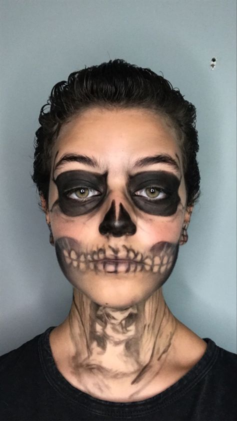 Skeleton Neck Makeup, Tate Langdon Makeup, Neck Makeup, Skeleton Neck, Tate Langdon, Graphic Eyeliner, Dope Makeup, Skull Makeup, Halloween Looks