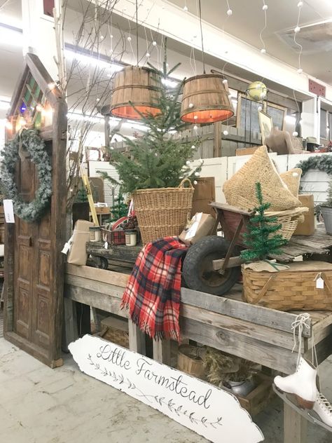 Vintage Markets Display, Christmas Shop Displays, Vintage Market Booth, Vintage Booth Display, Christmas Booth, Antique Booth Displays, Antique Booth Ideas, Christmas Open House, Kid Rooms