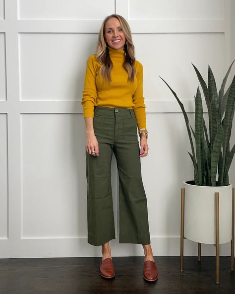 Olive Green Top Outfit, Olive Green Outfit Ideas, Green Wide Leg Pants Outfit, Army Green Pants Outfit, Army Green Outfit, Olive Pants Outfit, Olive Green Pants Outfit, Mustard Outfits, Olive Green Outfit