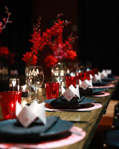 CORPORATE DINNER PARTY 🪭 Immerse yourself in a sophisticated and charming evening! Experience our unique take on an Asian-inspired corporate dinner. The table was beautifully styled with Asian-themed printed umbrella placemats, fortune menus, elegant black velvet napkins, stylish black cutlery and crockery, flickering black candles adding a touch of drama, and an array of colorful blooms in glass vases of varying heights. Event design & concept: @lnr_events_ Thank you 🙏 to this group of... Asian Themed Dinner Party, Asian Dinner Party, Hibachi Party, Red Table Settings, Velvet Napkins, Asian Party Themes, Ruby Jubilee, Chinese Party, Dinner Party Table Settings