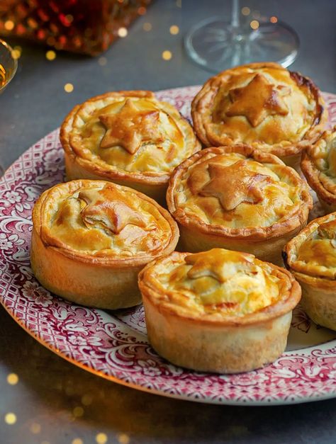 Mini Beef Brisket Pies - with a delicious gravy dip Meatpie English, Brisket Jalapeño And Cheese Pot Pie, Mini Beef Pies, British Recipes Dinner, Brisket Pot Pie, Mini Beef Wellingtons, Brisket Pie, Meat Pies Recipes, Meat Pie Recipes