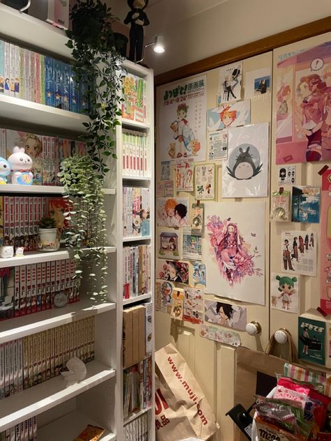 Manga Corner Room, Manga Room Aesthetic, Art Corner Bedroom, Manga Room, Manga Shelf, Room Anime, Manga Ideas, Otaku Room, Study Room Decor