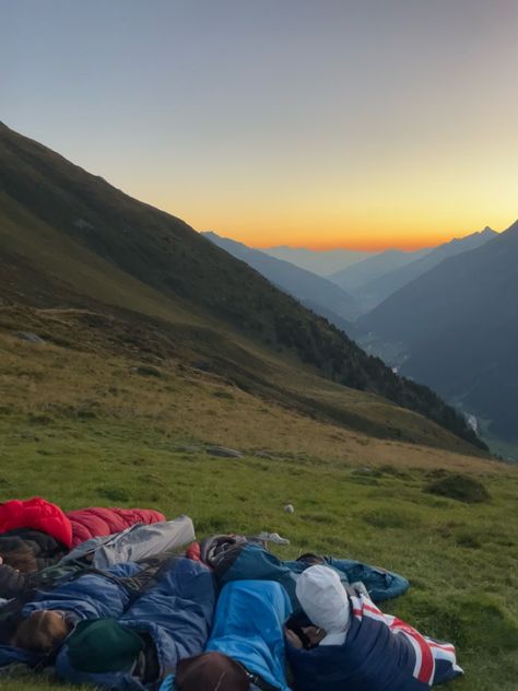 Friends On Adventures, Friends Adventure Aesthetic, Trip With Best Friend, Friends Hiking Aesthetic, Hiking Friends, Friends Hiking, Adventures With Friends, Hiking With Friends, Adventure Summer