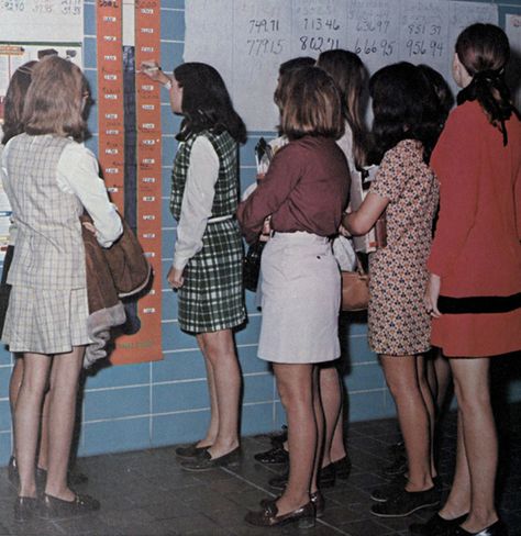 1960s Teenagers, 70s Fashion Women, 60s Fashion Vintage, 60s Photos, Daydream Believer, Homecoming Court, Outfits Baggy, 60s And 70s Fashion, 70s Outfits