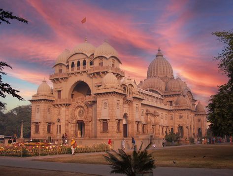 Here is the main temple at Belur Math, the center of the Ramakrishna Mission, north of Kolkata on the Ganges River. #rkm #ramakrishna #vivekananda Belur Math Kolkata, Math Photos, Belur Math, Ganges River, Durga Maa, Art Practice, Actor Photo, Kolkata, Bangtan Sonyeondan