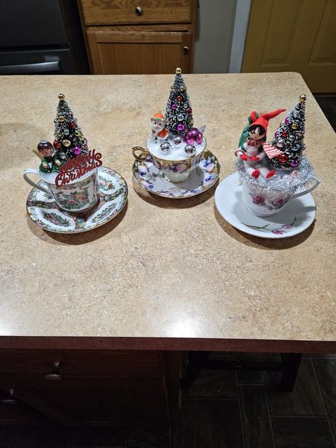 Upcycled vintage teacups, all ready for Christmas... Teacup Miniatures, Teacup Crafts Diy, Tea Cup Projects, Tea Cup Decorations, Teacup Christmas, Tea Cup Decor, Teacup Crafts, Craft Workshop, Tin Ornaments