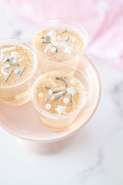 Wedding Jell-o Shots, Champagne Jelly Shots, Wedding Jello Shots Ideas, Silver Jello Shots, Champaign Jello Shots Recipe, Clear Jello Shots, White Jello Shots, Wedding Jello Shots, Lime Jello Shots