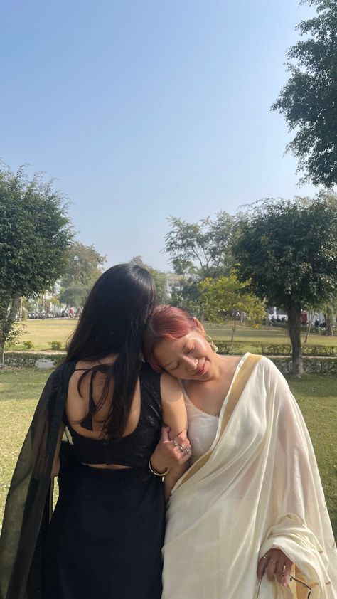 Desi aesthetics Picture Ideas With Friends Aesthetic, Aesthetic Pictures Ideas With Friends, Two Friends Aesthetic Pics, Aesthetic Picture With Friend, Asthetic Picture Ideas With Friends, Indian Aesthetic Friends, Friends Desi Aesthetic, Bff Saree Poses, Friends Inspo Pics