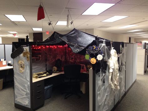 Halloween cubicle                                                       … Decorating Office Cubicle, Cubicle Halloween Decorations, Diy Halloween Office Decorations, Cubical Ideas, Halloween Cubicle, Halloween Office Party, Office Halloween Decorations, Dekorasi Halloween, Cheap Halloween Decorations