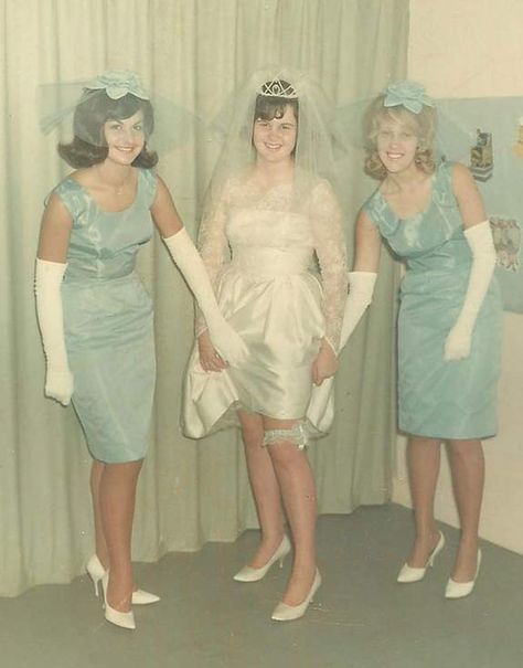 60s Wedding Dresses 60s, Funny Wedding Pictures, 1960s Wedding, Retro Bride, Vintage Bridesmaids, Funny Wedding Photos, Vintage Wedding Photos, Wedding Gowns Vintage, Vintage Bride