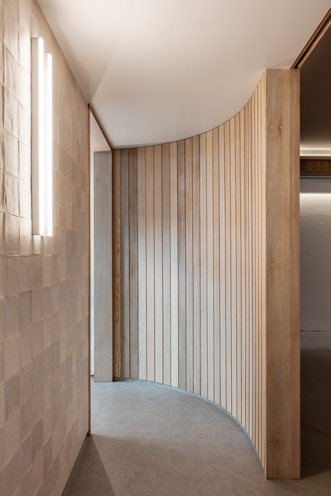 Esoteriko pairs timber and metal inside Shelter wellness centre in Sydney Curved Walls Interior, Timber Screens, Store Concept, Wellness Centre, Wellness Studio, Australian Interior Design, Spa Interior, Sauna Room, Interior Design Awards