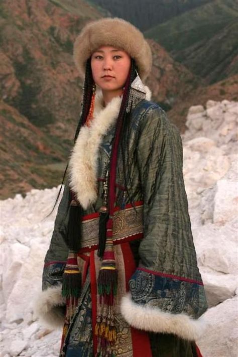 Nomadic Kirghiz woman in traditional dress, Kirghistan, Central Asia. Uzbek suzani textiles (central asian ethnic textile collector) Costumes Around The World, Ethno Style, Ethnic Dress, Traditional Costume, Traditional Fashion, Folk Costume, People Of The World, World Cultures, Central Asia