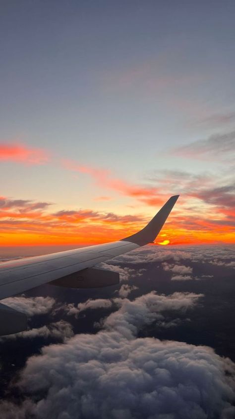 Airplane Window View, Plane Photos, Airplane Wallpaper, Airport Aesthetic, Travel Picture Ideas, Airplane Photography, Pinterest Photography, Photography Sunset, Pretty Landscapes