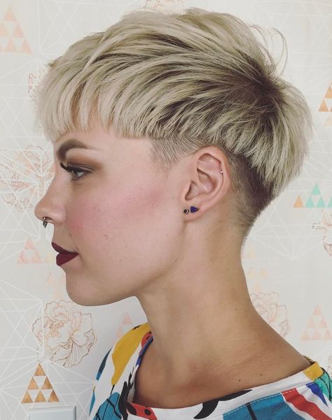 50 Short Pixie Cuts and Hairstyles for Your 2020 Makeover - Hair Adviser Shaved Pixie Cut, Shaved Pixie, Kort Bob, Short Blonde Pixie, Thick Hair Cuts, Pixie Cut With Bangs, Blonde Pixie Cuts, Pixie Hair, Hair Makeover