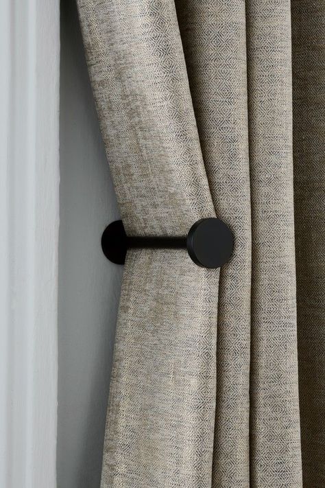 Best Curtains For Living Room, Light Curtains Living Room, Curtain Hanging Ideas, Modern Curtains Living Room, Black Curtain Holdbacks, Studio Curtains, Minimal Curtains, Curtain Detail, Latest Curtain Designs