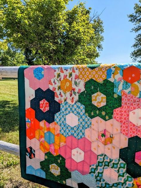 Hexagon Flower Quilt, Flower Quilt Pattern, Retro Quilt, Flower Quilt Patterns, Modern Quilt Pattern, Hexie Quilt, Jelly Roll Quilt Patterns, English Paper Piecing Quilts, Sewing Machine Projects