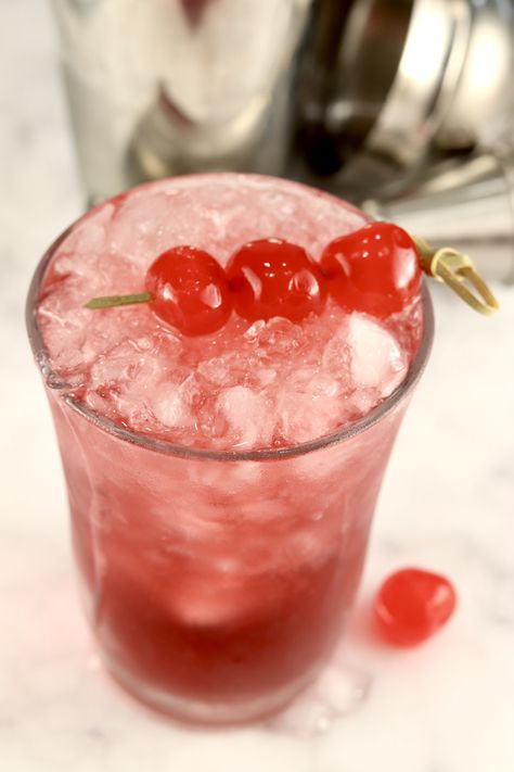 Woo-Woo Cocktail is a delicious mixed drink made with vodka, peach schnapps and pomegranate juice. A quick and easy mixed drink to enjoy after a long day or perfect for parties. Woo Hoo Drink, Grapefruit Drink, Vodka Mixed Drinks, Cocktail Recipes At Home, Vodka Cocktails Easy, Easy Mixed Drinks, Cherry Drink, Pineapple Vodka, Fuzzy Navel