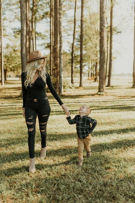 Mom Son Winter Photoshoot, Fall Family Photos Mom And Daughters, Cousin Fall Picture Ideas, Mommy And Me Pumpkin Patch Outfits, Fall Outfit Ideas Photoshoot, Mommy And Me Fall Photo Shoot Outfits, Mother Son Fall Photos, Mom And Son Fall Photoshoot Outfits, Fall Pictures Mom And Son