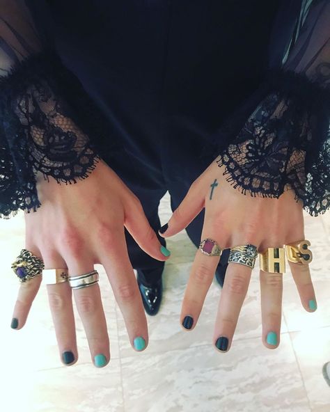 Harry Styles Met Gala, Harry Styles Hands, Gambar One Direction, Harry Styles Nails, Harry Styles Wallpaper, Harry Styles Pictures, Harry Styles Photos, Mr Style, Harry Edward Styles