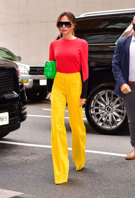 91 of Victoria Beckham's Best Outfits Style Victoria Beckham, Beckham Style, Colour Fashion, Victoria Beckham Outfits, Knitwear Trends, Victoria Beckham Style, Vogue Uk, Colour Blocking, Celebrity Moms