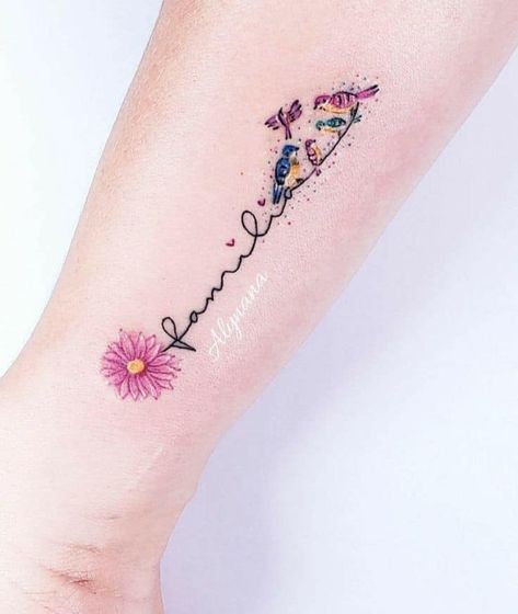 Tatuajes Delicados y Bellos para Mujer en antebrazo flor rosada palabra familia cinco pajaros uno emprende vuelo Tato Flash, Mommy Tattoos, Tattoos For Women Flowers, Tasteful Tattoos, Tattoos Geometric, Tatuaje A Color, Wrist Tattoos For Women, Girly Tattoos, Subtle Tattoos