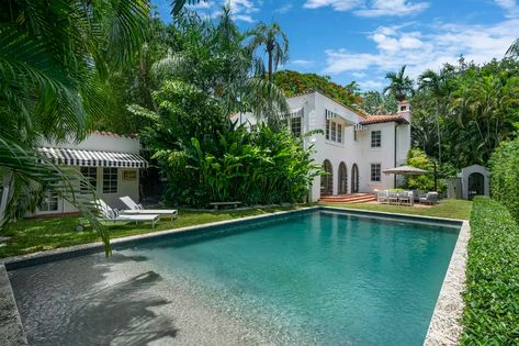 Christina Slater's Florida home Orinda California, Italian Inspired Home, Ralph Ellison, Dallas House, Mediterranean Revival, Courtyard Ideas, Spanish Mediterranean, Mediterranean Architecture, Christian Slater