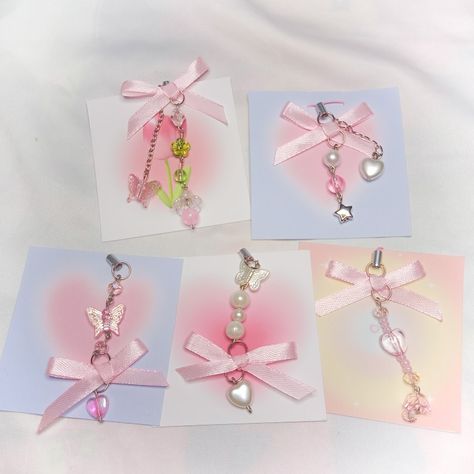 Phone Charm Packaging, Keychain Packaging Ideas Diy, Necklace Packaging Ideas, Freebies Ideas For Small Business, Bracelet Packaging Ideas, Jewellery Packaging Ideas, Bead Store Shops, Keychain Packaging, Necklace Packaging