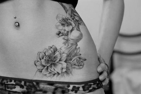 Floral piece on front hip. Flower tattoo.  Placement Wildflowers Tattoo, Inspiration Tattoo, Geniale Tattoos, Tattoo Feminina, Girly Tattoos, Inspirational Artwork, Hip Tattoo, Pattern Tattoo, S Tattoo