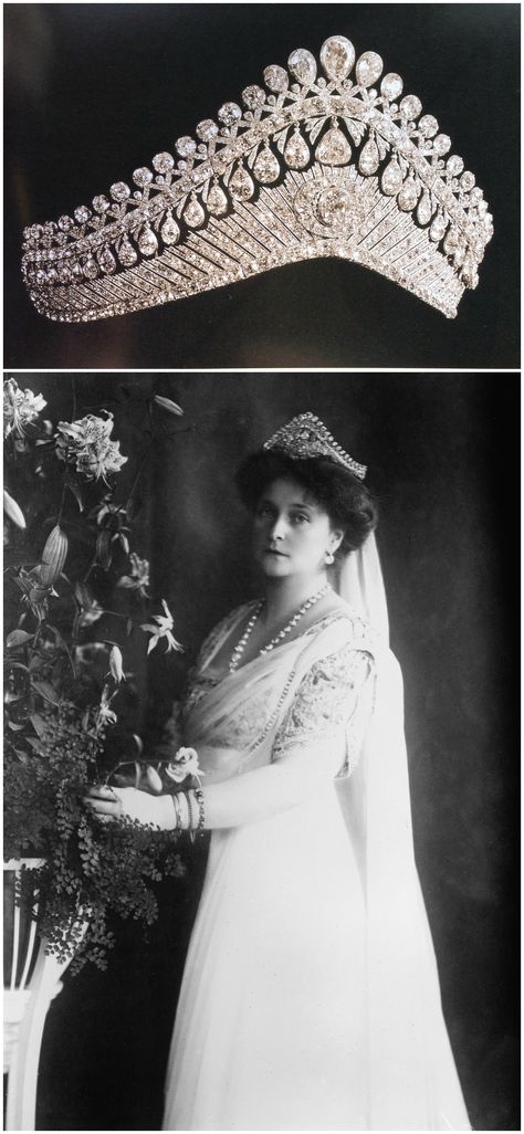 Above: Tiara in the form of a Russian kokoshnik, dating to the early 19th century. It originally belonged to Empress Elizaveta Alekseevna, the wife of Tsar Alexander I. Image via Pinterest. Below: Photograph of Empress Alexandra Fyodorovna wearing the tiara, 1910s. Image via Wikimedia Commons. CLICK FOR LARGER IMAGES. Queen Alexandra Kokoshnik Tiara, Russian Imperial Crown, Russian Imperial Jewels, Russian Royal Jewels, Russian Crown Jewels, Romanov Tiara, Russian Tiara, Kokoshnik Tiara, Russian Crown