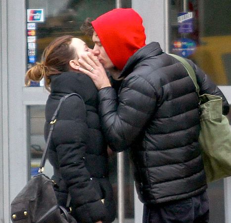 Adam Brody planted a sweet smooch on his wife Leighton Meester in NYC on Wednesday, April 2. Adam Brody And Leighton Meester, Adam Brody, Cute Kiss, Street Syle, Drunk In Love, Goals Pictures, Leighton Meester, The Love Club, Relationship Goals Pictures