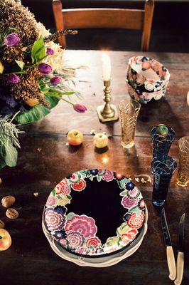 Boho Chic Fall, Colored Glasses, Beautiful Table Settings, Smile Design, Deco Boheme, Pretty Tables, Black Plates, Blog Design, Beautiful Table