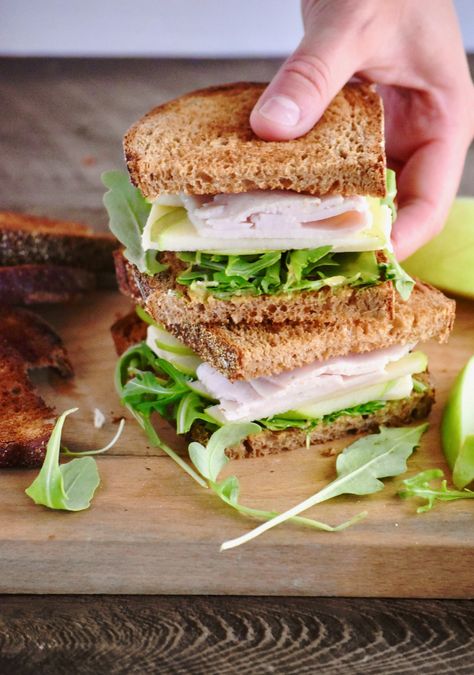 cheddar, apple & arugula turkey sandwich Low Cal Turkey Sandwich, Apple Sandwich, Almond Butter Recipes, Turkey Sandwich, Beach Food, Veggie Sandwich, Beach Meals, Perfect Lunch, Lunch Meat