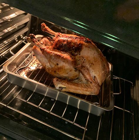 Turkey In Air Fryer, Cook Turkey In Oven, Thanksgiving Potluck Dishes, Oven Turkey Recipes, Air Fryer Turkey Recipes, Turkey In Oven, Turkey Cooking Times, Whole Turkey Recipes, Cook A Turkey