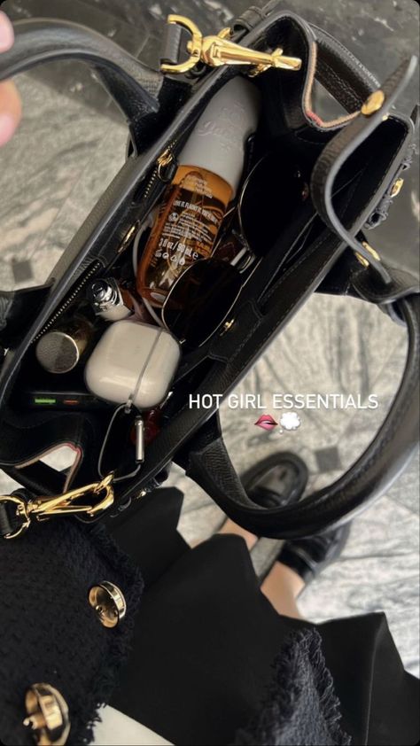 Aesthetic Items, Everyday Bag Essentials, Inside My Bag, Body Fragrance, Mode Tips, Purse Essentials, Handbag Essentials, What In My Bag, Foto Baby