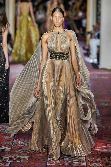 Costumes Faciles, Zuhair Murad Haute Couture, Elastic Dress, Egyptian Fashion, Beachy Dresses, 2019 Couture, Gold Gown, Gareth Pugh, Phoebe Philo