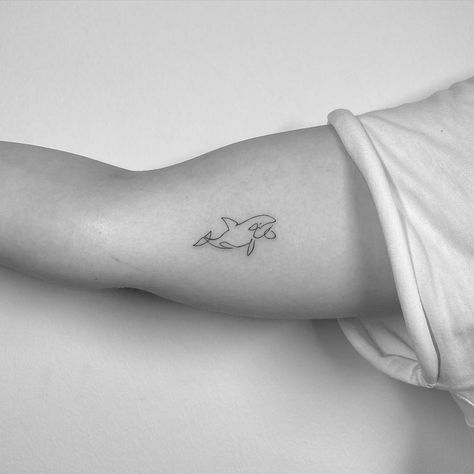 Orca Tattoo Minimalist, Tiny Orca Tattoo, Orca Whale Tattoo, Whale Tail Tattoo, Whale Shark Tattoo, Orca Tattoo, Whale Tattoo, Best Greek Islands, Aquarius Constellation